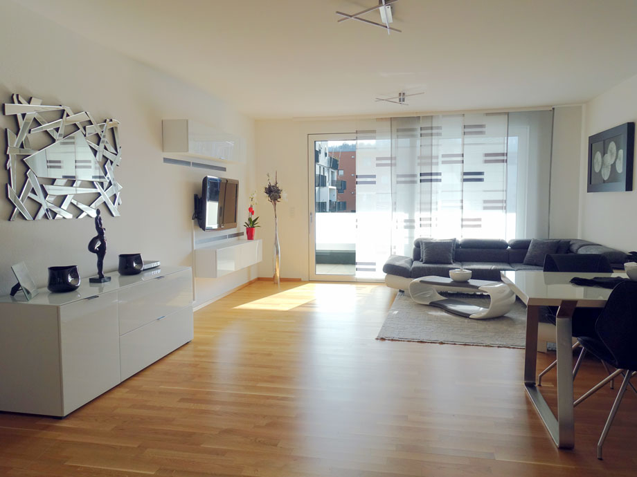 Wohnzimmer mit Ausgang auf den Balkon Etagenwohnung Esslingen-Gr�ne H�fe