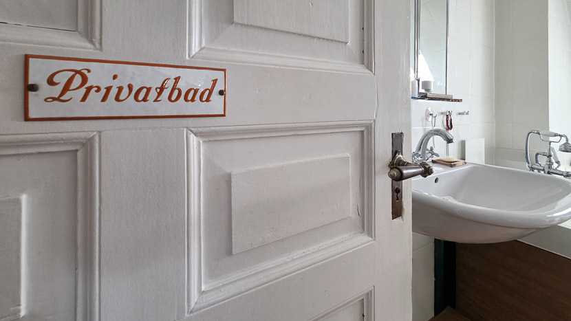 Tageslichtbad mit Wanne und Dusche Dachgeschosswohnung G�ppingen