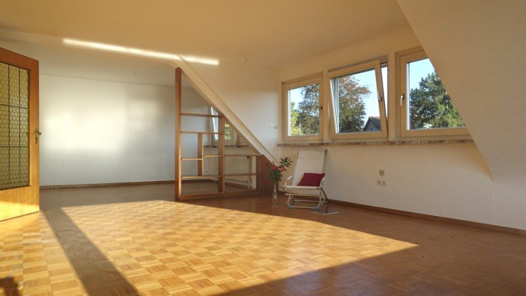 gro�es Wohn- / Esszimmer Esslingen Dachgeschosswohnung Sonnig + S�dbalkon mit Aussicht + Garage, N�he Krankenhaus