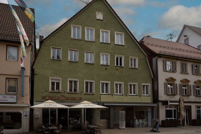 zum Verkauf steht die linke Haush�lfte Geislingen Mehrfamilienhaus Wohn-und Gesch�ftshaus mit Caf� und 7 Zimmern