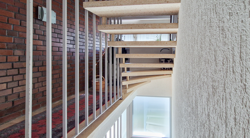 helles Treppenhaus mit frei tragender Treppe Zweifamilienhaus Esslingen