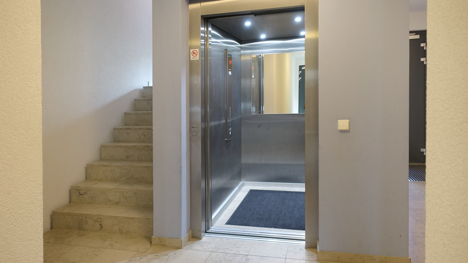 Treppenhaus mit Aufzug Etagenwohnung Esslingen-Pliensauvorstadt- Gr�ne H�fe