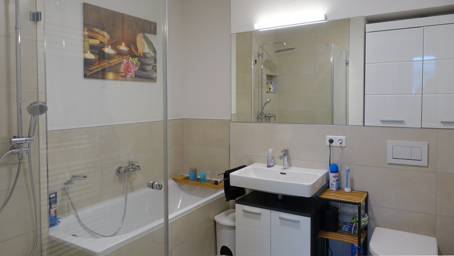 Bad mit Dusche und Badewanne Etagenwohnung Esslingen-Pliensauvorstadt- Gr�ne H�fe
