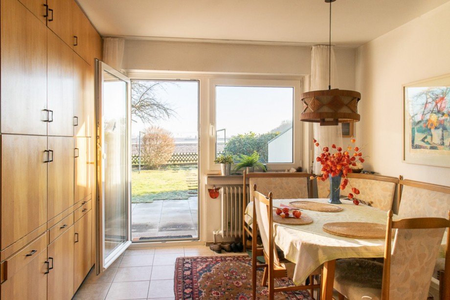 sch�nem Esszimmer mit Zugang zum Garten Doppelhaush�lfte Neuhausen auf den Fildern
